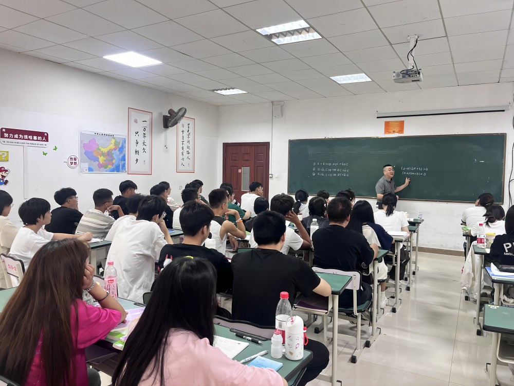 2025届成都融创四川单招学员在认真上课